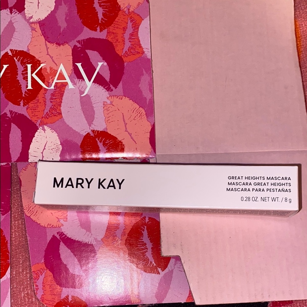 Mary Kay Great Heights Mascara in Pink and White